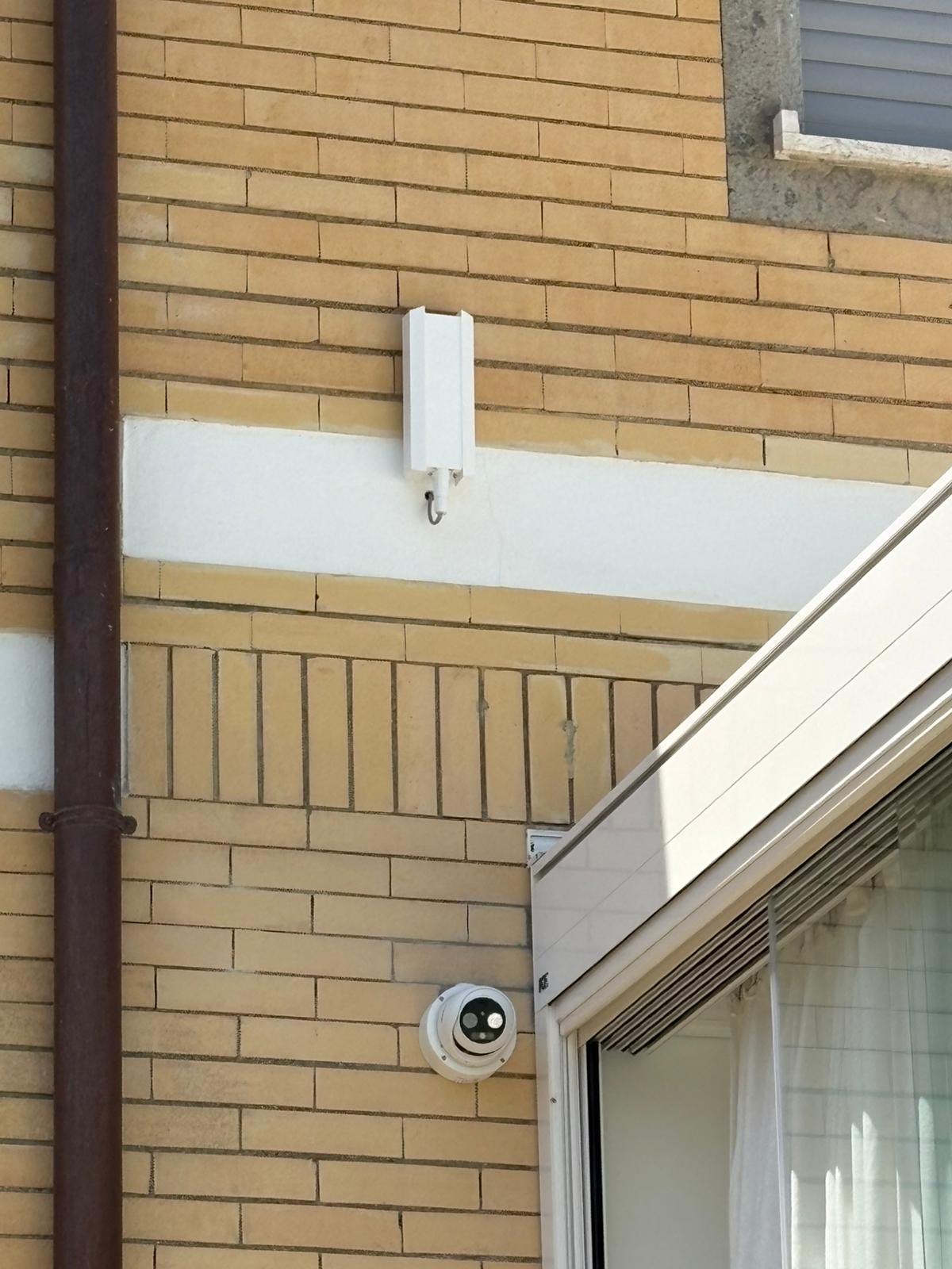 Telecamera dome e sensore antintrusione su facciata esterna