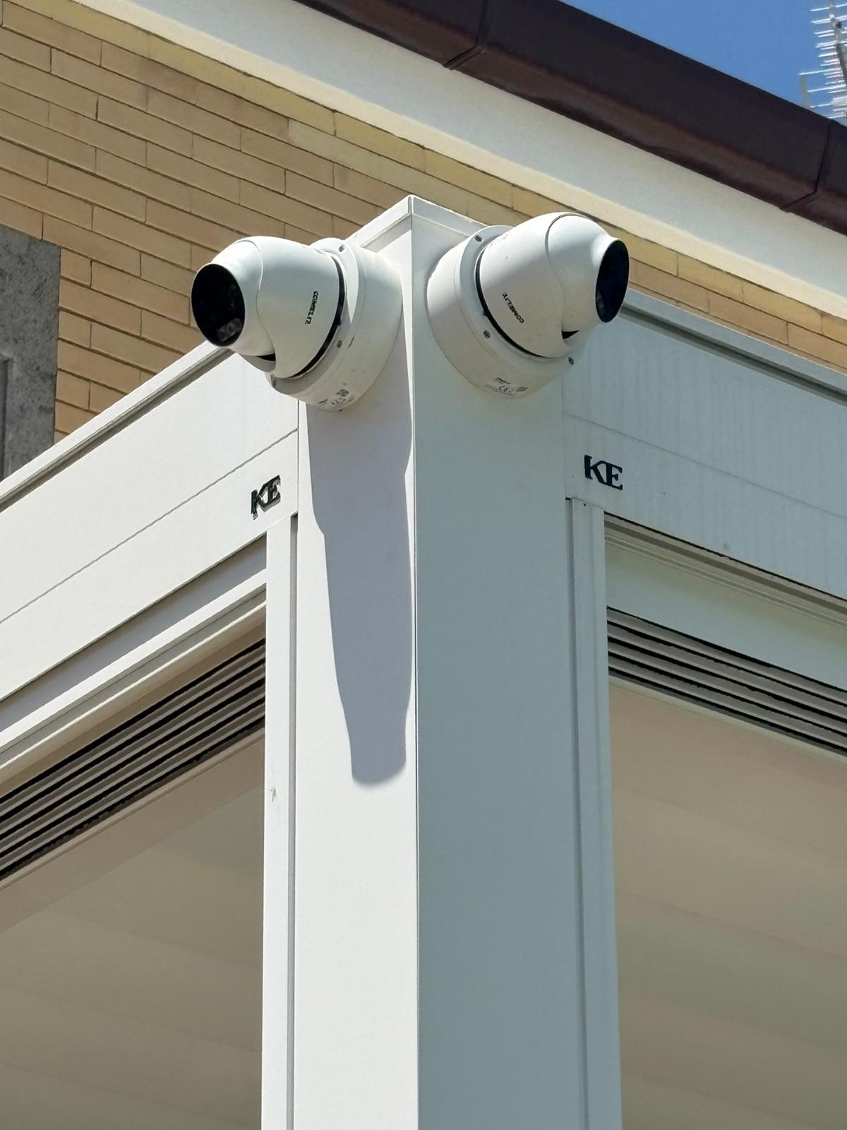 Telecamere dome videosorveglianza angolo edificio