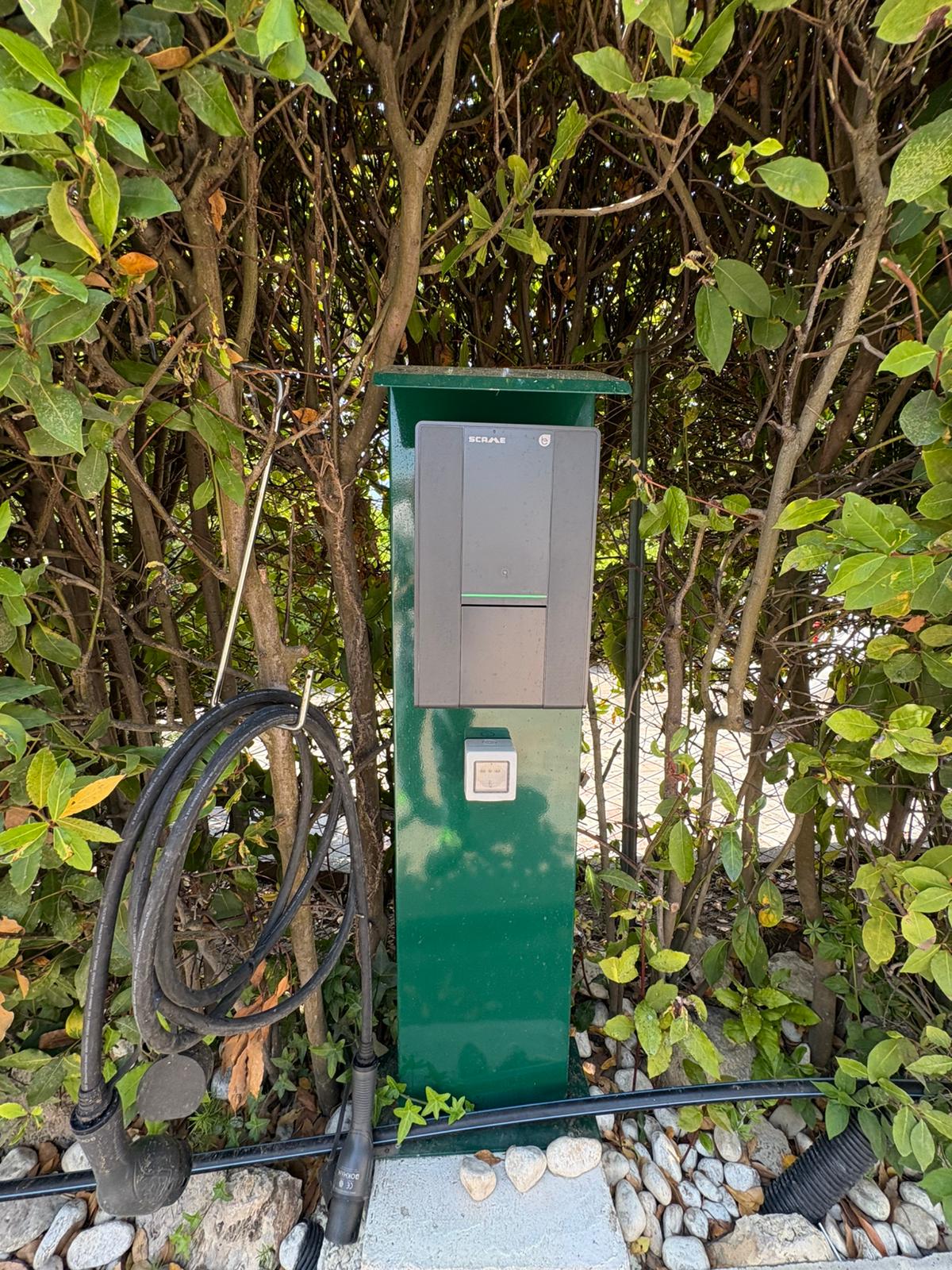 Colonnina wallbox ricarica auto elettrica installazione esterna